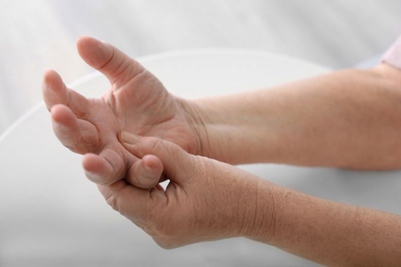 Біль в руках і пальцях - поширений симптом шийного остеохондрозу