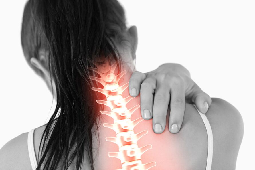 Біль при остеохондрозі грудного відділу хребта у жінок може віддавати в ділянку шиї. 
